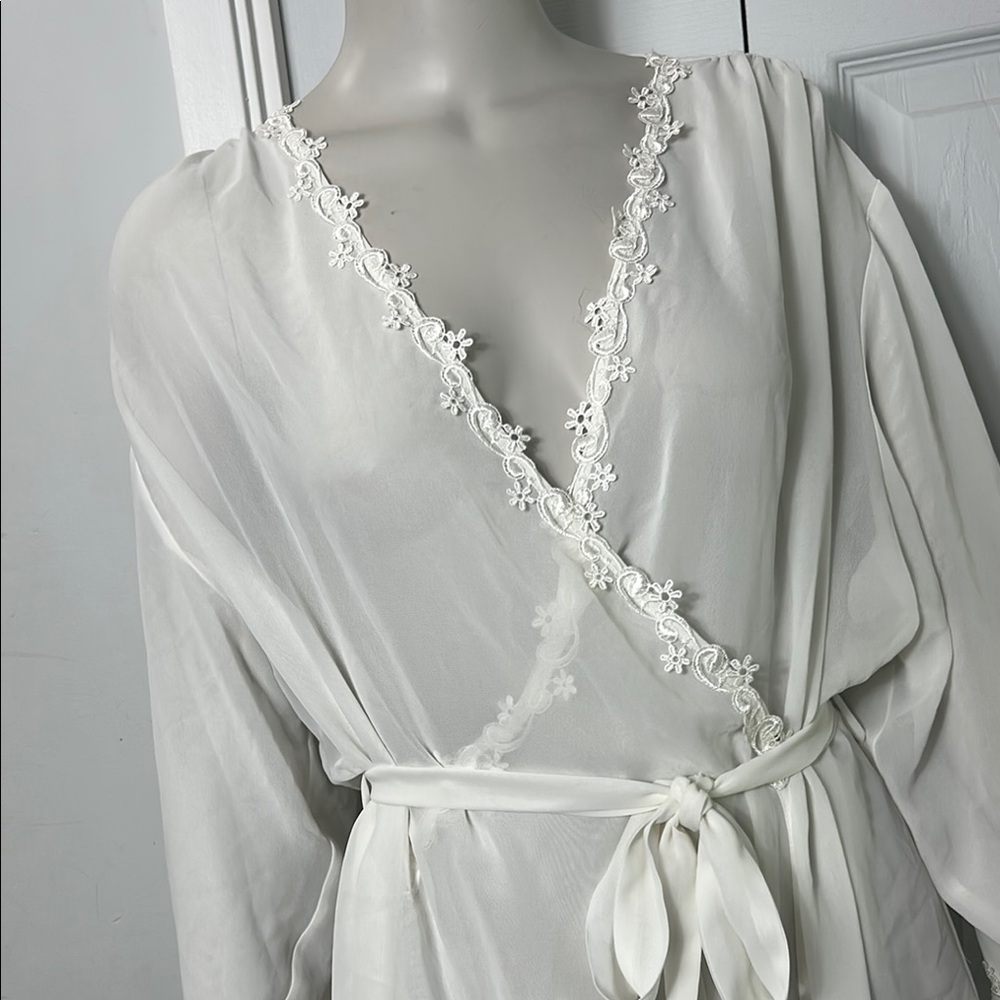 INTIMA BELLA DONNA PLUS Elegant Ivory Lace Trim Godess Wrap Robe.